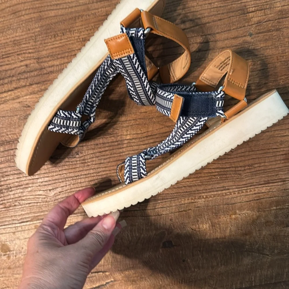 Universal Thread Blue‎ and Tan Sandals with Woven Straps size 11 dur1box